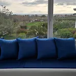 بيت للعطل White And Blue